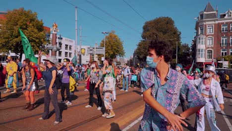 Klimaprotesttanz-In-Den-Niederlanden,-Xr,-Mittlere-Aufnahme-Tanzender-Menschen,-Niederlande,-Tag