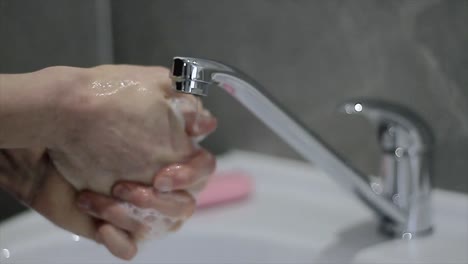 Händewaschen-Mit-Seife-Und-Wasser,-Stockvideo-Zum-Ausbruch-Der-Covid-19-Coronavirus-Pandemie