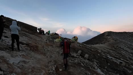 Escalando-El-Monte-Ijen-Al-Amanecer-Con-Nubes-Blancas-Y-Esponjosas