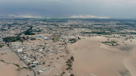 Luftaufnahme-Mit-Dolly,-Die-Die-Landschaft-über-Der-Stadt-Ica-Im-Süden-Perus-Bei-Hellem-Tageslicht-Zeigt