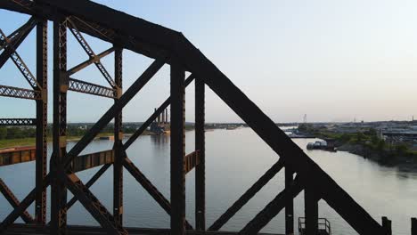Puente-De-Comerciantes-Que-Cruza-El-Río-Mississippi-Hacia-St