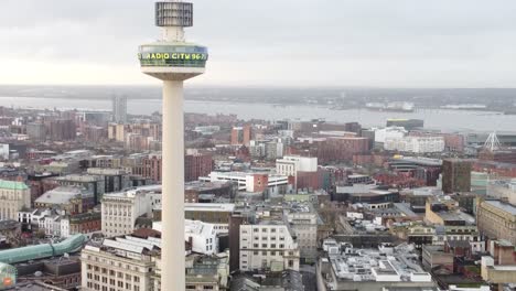 Nach-Unten-Geneigte-Luftaufnahme,-Wahrzeichen-Von-Liverpool,-Radio-City-Tower,-Leere-Skyline-Der-Stadt-Während-Der-Coronavirus-Pandemie