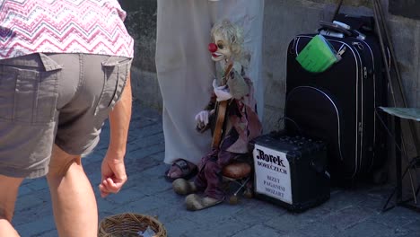 Puppenspieler-Unterhält-Menschen-Mit-Einer-Marionetten-Streichpuppe-Auf-Der-Straße