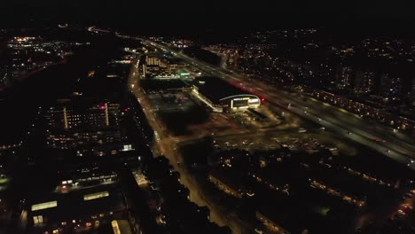 Luftaufnahme-Von-Autos,-Die-Auf-Der-Autobahn-An-Der-Partille-Arena-In-Göteborg,-Schweden,-Vorbeifahren