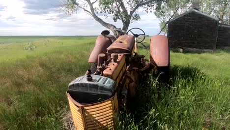 Un-Viejo-Tractor-Oxidado-En-Un-Campo-En-Una-Granja-En-El-Campo-En-Un-Día-Soleado