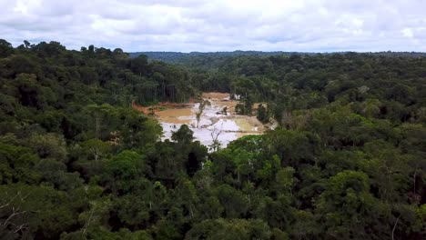 Drohnenvideo-Enthüllt-Ein-Illegales-Goldabbaugebiet-Mitten-Im-Amazonas-Regenwald