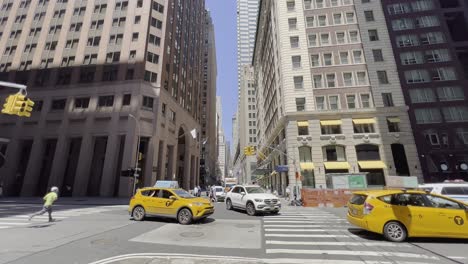 Ein-Panoramablick-Auf-New-York-City,-Wo-Tagsüber-Nur-Wenige-Gelbe-Taxis-Und-Das-NYPD-Auf-Der-Straße-Unterwegs-Sind