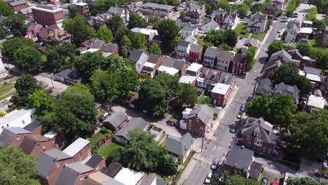 Vista-De-Drones-Sobre-Los-Edificios-De-Una-Ciudad-En-Pennsylvania