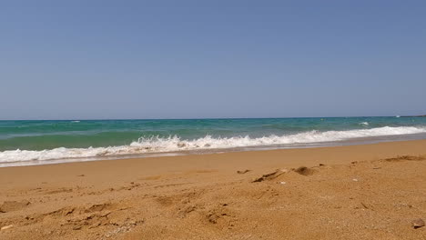 Das-Türkisfarbene-Meer-Ergießt-Sich-Auf-Den-Strand-Von-Kreta