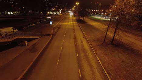 Nachtverkehr-Im-Zeitraffer:-Autos-Auf-Der-Stadtautobahn-In-Helsinki,-Finnland