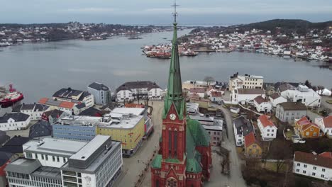 Dreifaltigkeitskirche-Arendal-–-Von-Der-Nahaufnahme-Des-Turms-Bis-Zur-Vollständigen-Enthüllung-Des-Kirchengebäudes-Bei-Langsamer-Rückwärtsdrehung-–-Norwegen