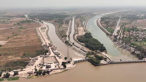 Vista-Aérea-Del-Río-Chenab-Con-El-Puente-Al-Lado-De-La-Cabeza-Panjnad-En-Bahawalpur,-Punjab