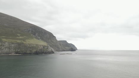 Tranquility-Of-Keel-Beach-With-The-Cathedral-Rock-Cliffs-On-Achill-Island,-County-Mayo,-Ireland