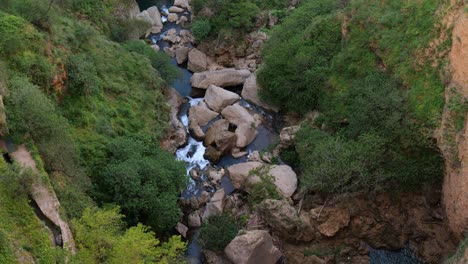 Blick-Von-Oben-Auf-Das-Tal-Mit-Dem-Fluss,-Der-Durch-Große-Felsbrocken-In-Ronda-Fließt