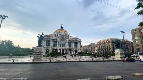 Zeitraffer-Direkt-Vor-Dem-Fassadenpalast-Bellas-Artes-In-Der-Innenstadt-Von-Mexiko-Stadt