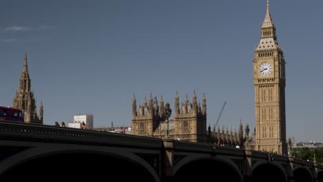 Touristen-Und-Verkehr-Auf-Der-Westminster-Bridge-Mit-Big-Ben-Im-Hintergrund