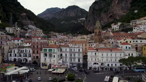 Europäische-Gebäude-Der-Touristischen-Stadt-Amalfi-An-Der-Italienischen-Küste---Luftaufnahme