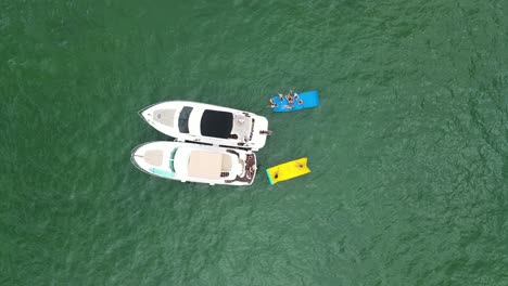 Zwei-Yachtboote-Mit-Menschen,-Die-Den-Sommerurlaub-In-Miami,-Florida-Genießen-–-Luftaufnahme-Direkt-Darüber