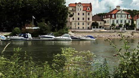 Stationäre-Boote-Auf-Der-Donau
