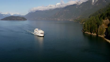 Ferry-Navegando-Hacia-La-Terminal-En-Horseshoe-Bay,-West-Vancouver,-British-Columbia,-Canadá
