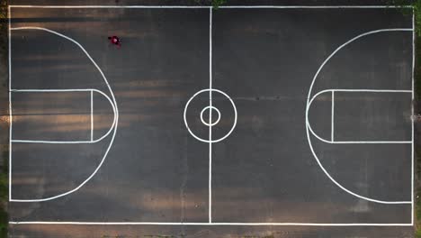 Ein-Blick-Von-Oben-Direkt-über-Einen-Basketballplatz-In-Einem-Park-Auf-Long-Island,-New-York