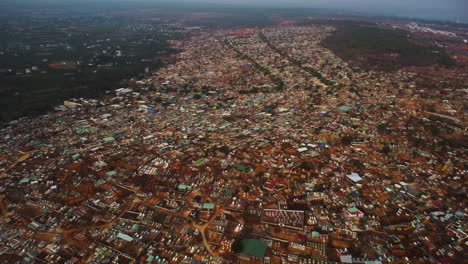 Luftaufnahme-Von-Vietnam,-Asien,-Extrem-Bevölkertes-Vorstadtgebiet-Mit-überfüllten-Tiny-Houses-Und-Unkontrolliertem-Bevölkerungswachstum