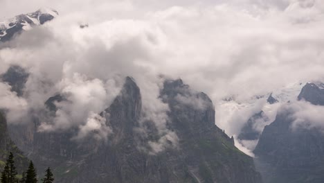 Zeitraffer-Dynamischer-Kumuluswolken-Am-Mettenberg-Oberhalb-Von-Grindelwald-In-Den-Schweizer-Alpen