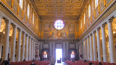 Wunderschöne-Aufnahme-Des-Gangs,-Der-Decke-Und-Des-Innenraums-Der-Berühmten-Historischen-Basilika-Santa-Maria-Maggiore-In-Rom,-Italien