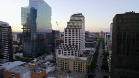 Luftaufnahme-über-Der-Congress-Avenue-In-Austin,-USA-–-180-Grad-Panorama,-Drohnenaufnahme