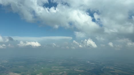 Luftaufnahme-Des-Cockpits,-Pilotenperspektive,-Aus-Einem-Jet-Cockpit-Während-Einer-Linkskurve-In-Der-Nähe-Des-Flughafens-Mailand,-Mit-Teilweise-Bewölktem-Himmel-Und-Tiefblauem-Himmel