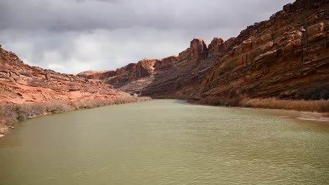 Colorado-River-viewed-from-Lion's-Park-on-a-stormy-and-overcast-day-in-Moab-Utah,-static