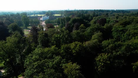 Drone-Aéreo-Que-Se-Eleva-Sobre-Los-árboles-Revela-Una-Vista-Increíble-Del-Palacio-En-Apeldoorn