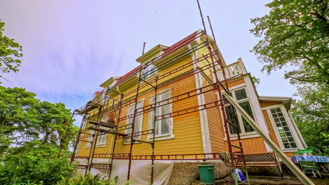 Arbeiter-Renovieren-Die-Fassade-Eines-Gelben-Hauses