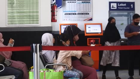 Passagiere-Kaufen-Fahrkarten-Am-Bahnhof-In-Sukabumi,-West-Java,-Indonesien,-27.-Mai-2022