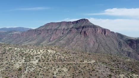 Drohnenaufnahme-Der-Berge-Und-Wüste-Von-Arizona-Mit-Kakteen