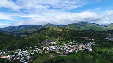 Luftaufnahme-Einer-Kleinen-Stadt-In-Olancho,-Honduras,-Mittelamerika