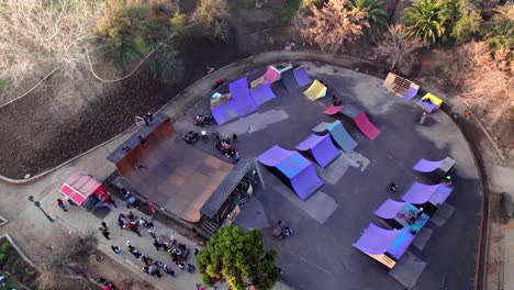 Luftaufnahme-Einer-Gruppe-Von-Menschen,-Die-In-Einem-Skatepark-Im-Parque-Araucano,-Santiago,-Chile-Schlittschuh-Laufen