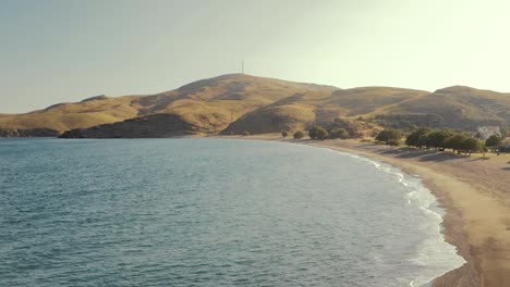 Idílica-Playa-Aislada-En-La-Isla-De-Lesbos,-Grecia-Amanecer-Por-La-Mañana
