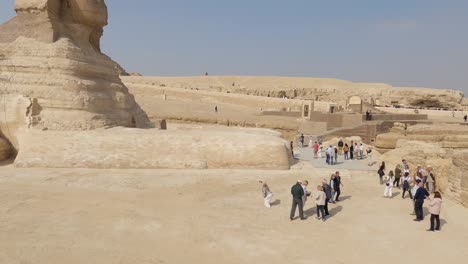 Panning-view-of-Sphinx-with-many-tourists-visiting
