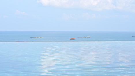 Blick-Auf-Das-Meer-Vom-Rand-Eines-Resort-Infinity-Pools