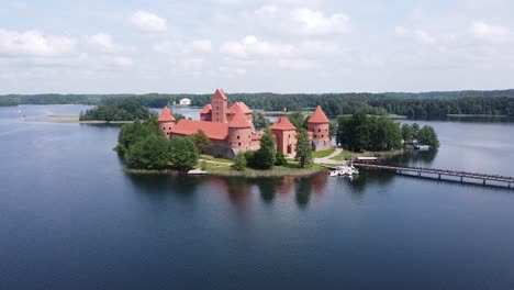 Castillo-De-Trakai-En-Lituania-Ver-Drone