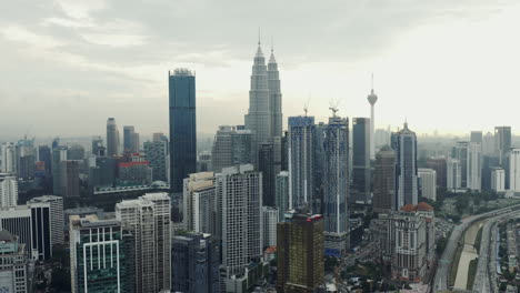 Toma-Aérea-De-Edificios-Y-Horizonte-De-Kuala-Lumpur,-Capital-De-Malasia