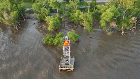 Luftaufnahme-Der-Kanalmarkierung-Am-Mississippi-River-Mit-Der-Stadt-New-Orleans-Im-Hintergrund