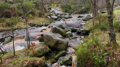 Moorland-Mit-Torf-Befleckter-Flusslauf,-Gefilmt-Während-Eines-Regensturms