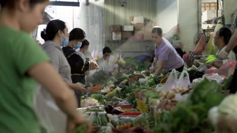 Käufer-Und-Verkäufer-Interagieren-Auf-Dem-Frischwarenmarkt-In-Vietnam
