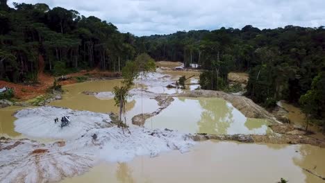 Drohnenansicht-Des-Goldabbaus-Im-Amazonas-Regenwald