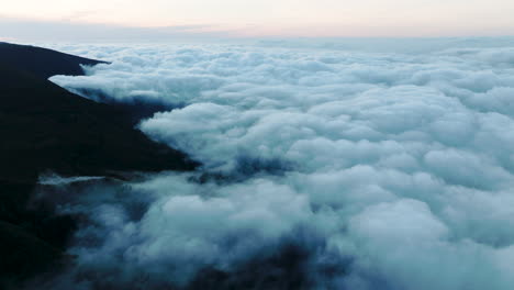 Vuelo-De-Gran-Altitud-Sobre-Nubes-Cumulonimbus-Esponjosas,-Bica-Da-Cana,-Madera
