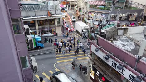 People-crossing-the-street-in-Downtown-Hong-Kong,-Aerial-view