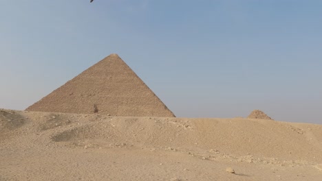 Khufu-Pyramide-Auf-Dem-Gizeh-Plateau-In-Ägypten-Mit-Langsamer-Schwenkung-Nach-Rechts