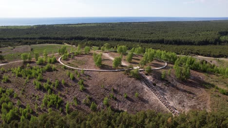 Luftaufnahme-Eines-Hügels-Mit-Promenade-In-Nida-Mit-Blick-Auf-Waldbäume-Auf-Der-Kurischen-Nehrung,-Litauen